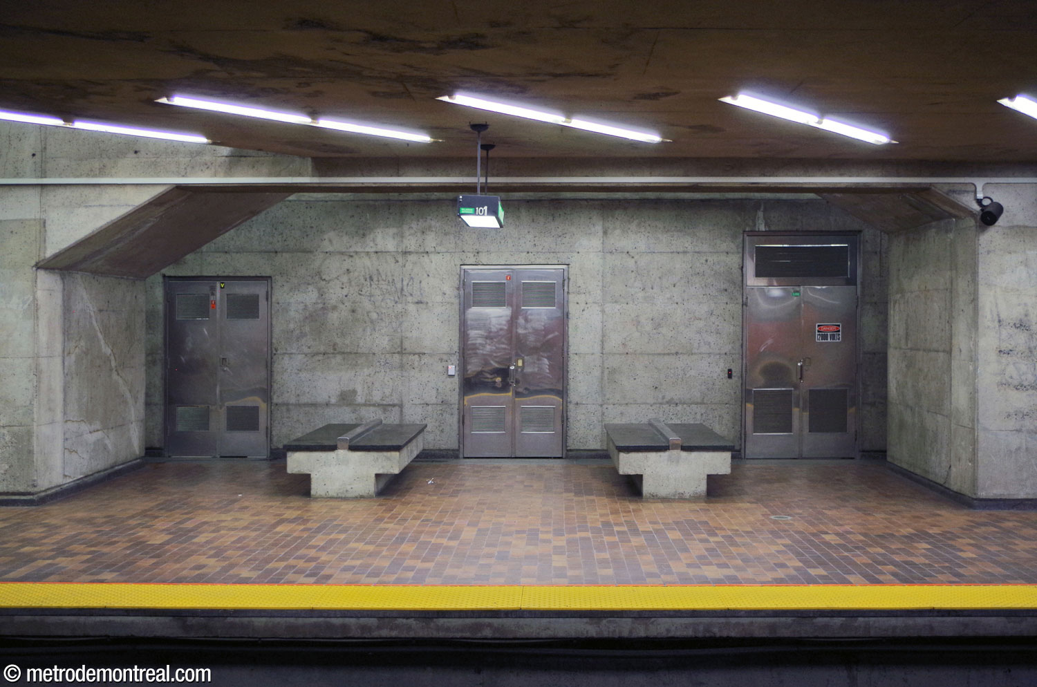 Deux bancs, avec une position insolite perpendiculaire au quai, occupent une alcôve entre les deux escaliers qui relient ce quai à la mezzanine.