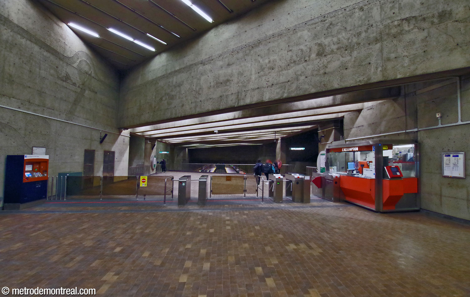 Vue vers le nord-est le long de la mezzanine, vers la ligne de contrôle et le parapet donnant sur les quais.