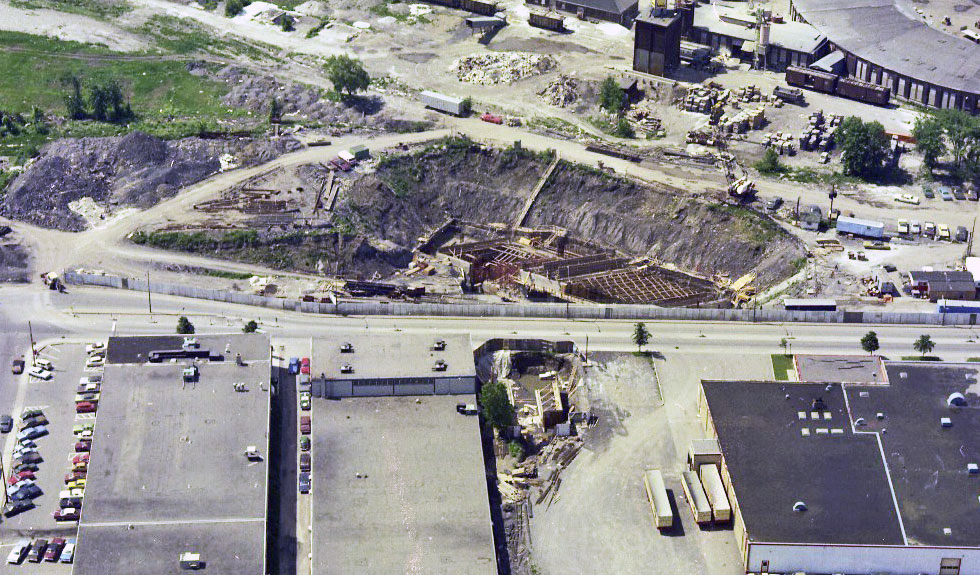 L’excavation de la station durant sa construction.