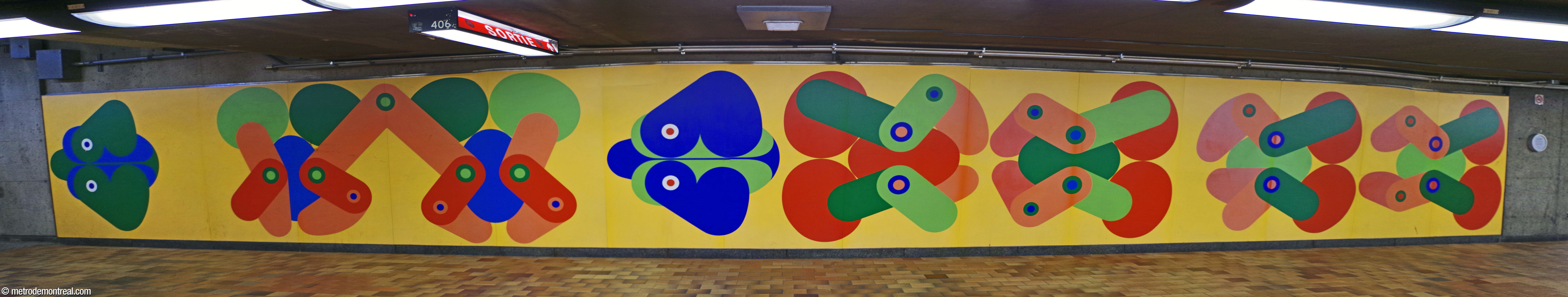 Le plus court des deux éléments principaux de l'ensemble mural Un parcours sur l'olympisme, œuvre de Guy Montpetit. Il se situe sur le côté sud du corridor entre l'édicule et les escaliers mécaniques vers la mezzanine.