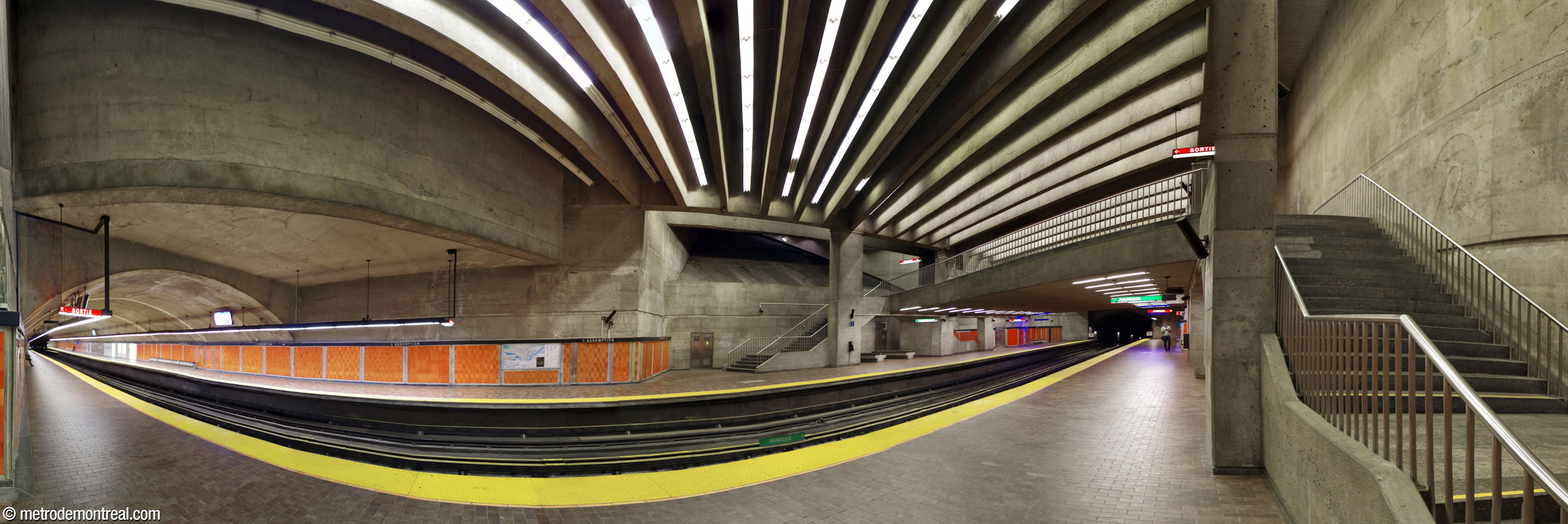 Vue d'ensemble de la nef. On voit l'imposant volume principal qui contient la mezzanine, l’espace triangulaire au-dessus de lui, et la section nord de la nef, creusée en tunnel dans le roc.