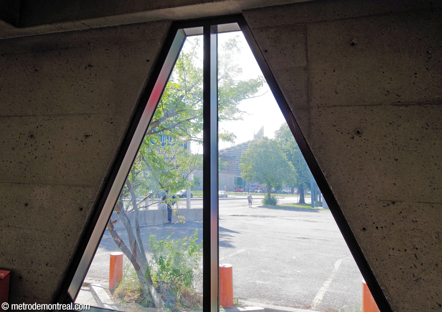 Les fenêtres triangulaires de l'édicule rappellent la forme des pyramides du Village olympique, à proximité.