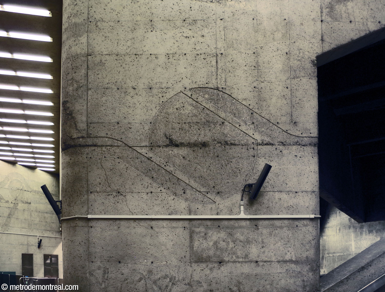 L'un des bas-reliefs muraux, sur la grande colonne au pied des escaliers mécaniques.