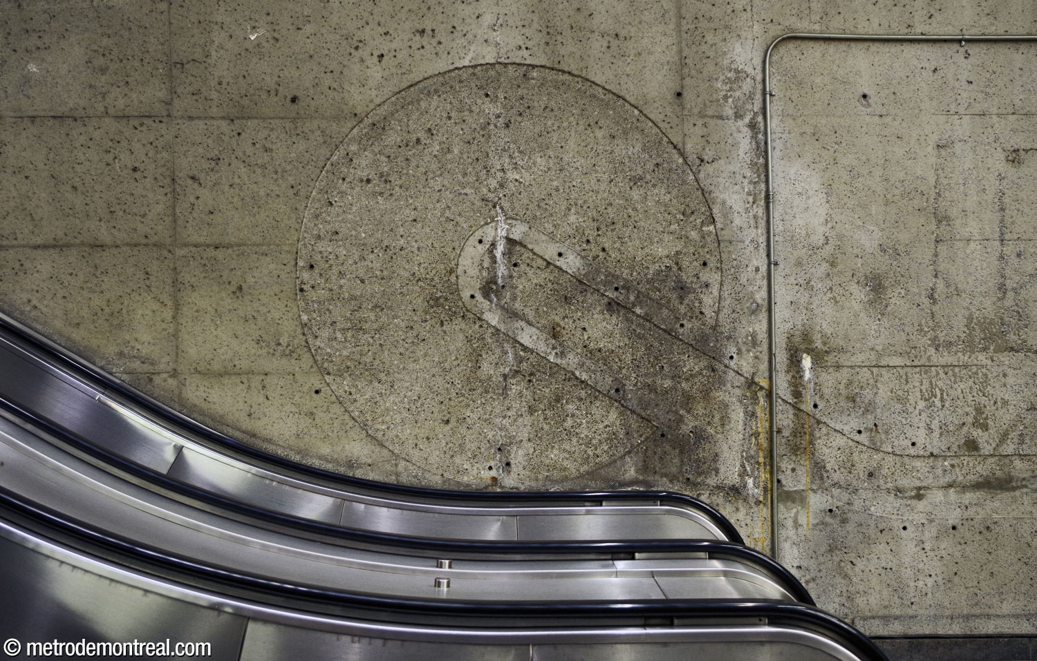 L'un des bas-reliefs muraux, au pied des escaliers mécaniques.