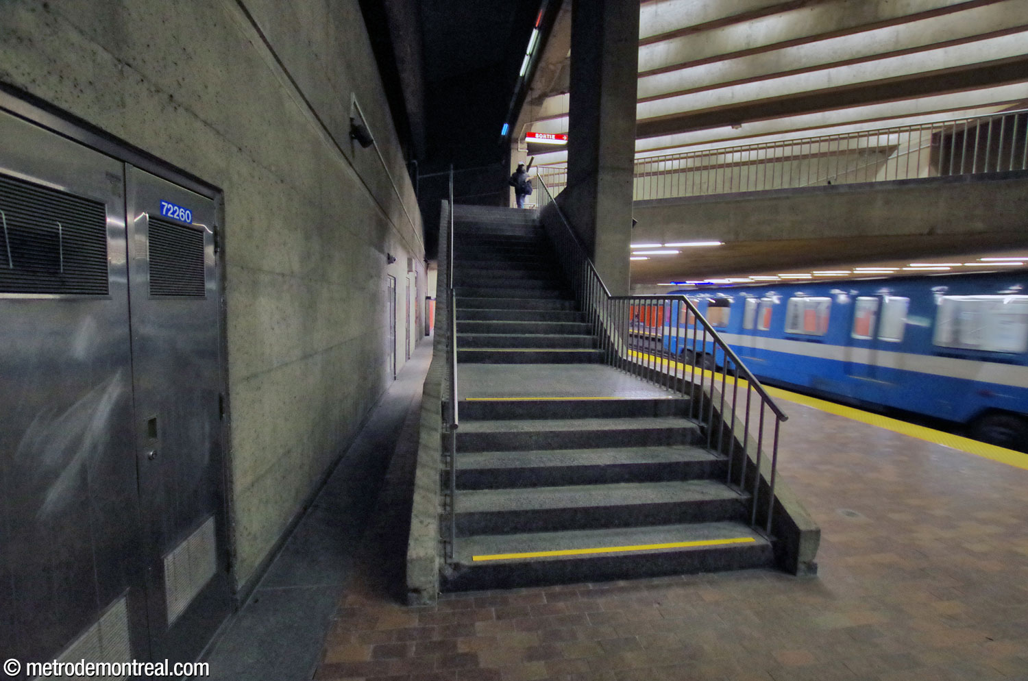 L'un des escaliers reliant le quai Honoré-Beaugrand et la mezzanine. Inhabituellement, un vide le sépare du mur.