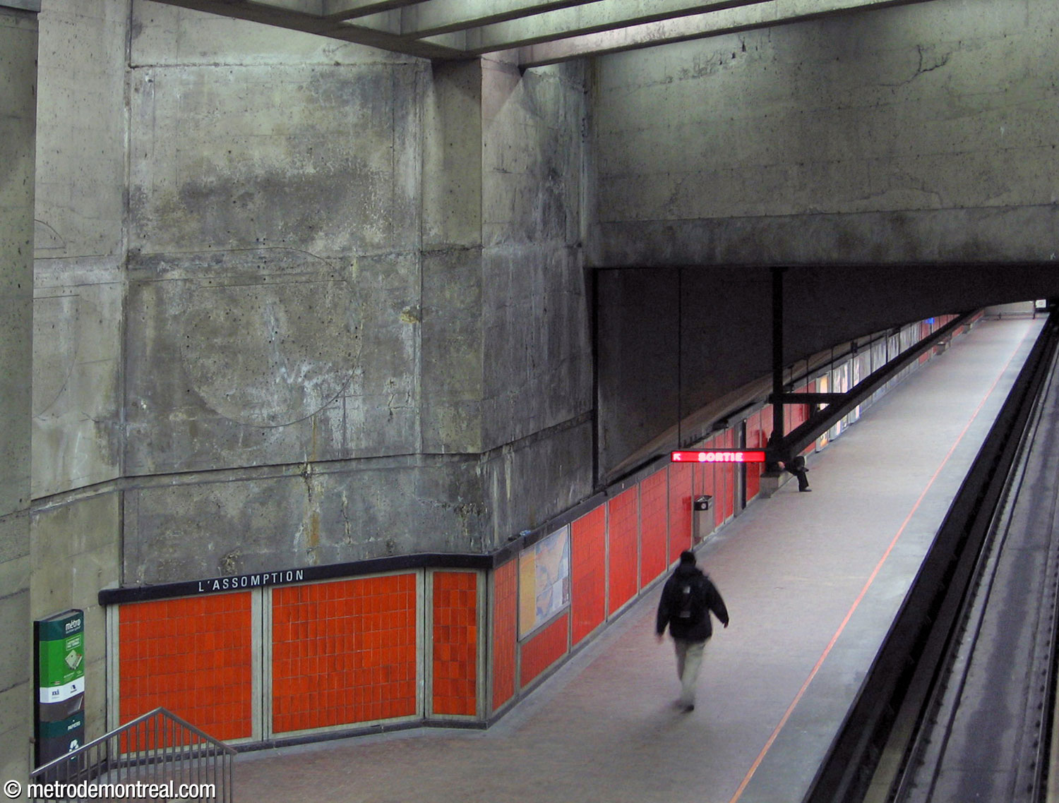 L'un des hauts murs en béton du grand volume de la station, surplombant le quai Angrignon.