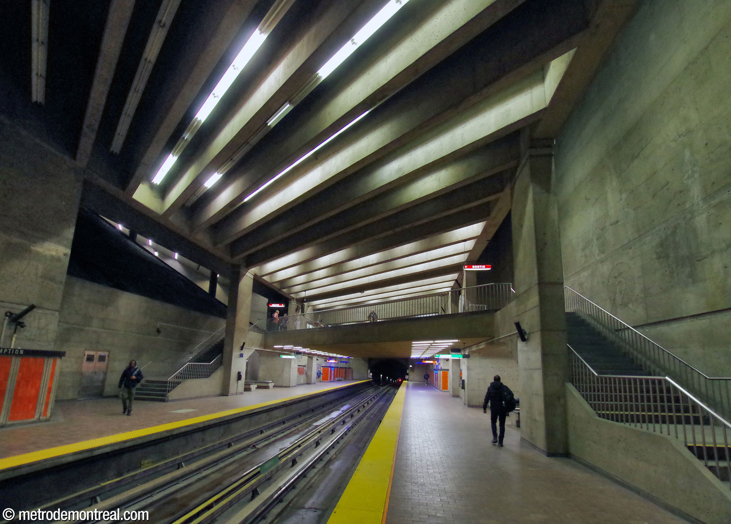 Le grand volume de la station. On remarque la mezzanine suspendue, les vastes piles portant la charge de la toiture, et les poutres apparentes du toit, posées à l’oblique.