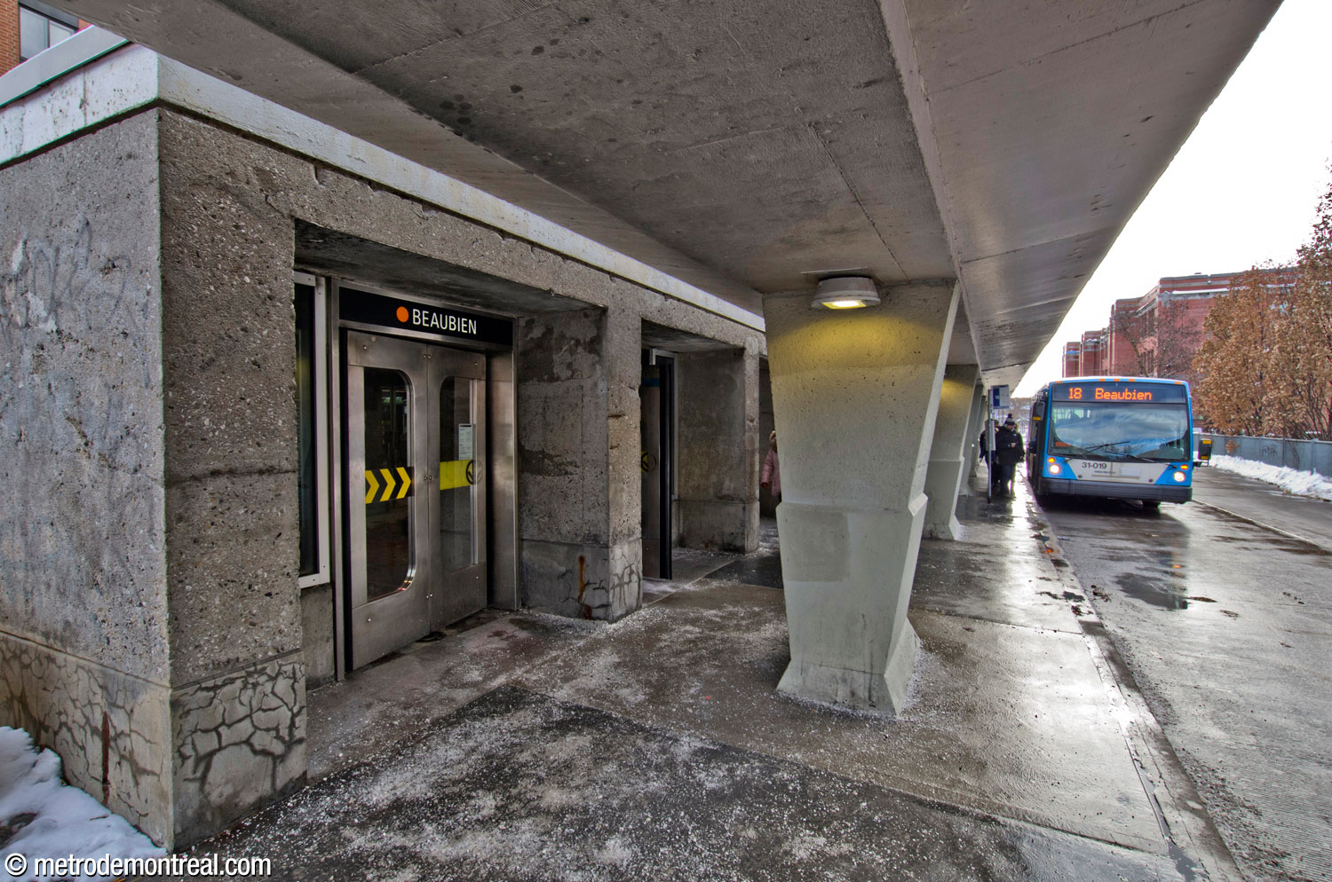 L'édicule débouche directement vers la boucle d'autobus. Une colonnade en béton longe la boucle pour protéger les passagers des intempéries.