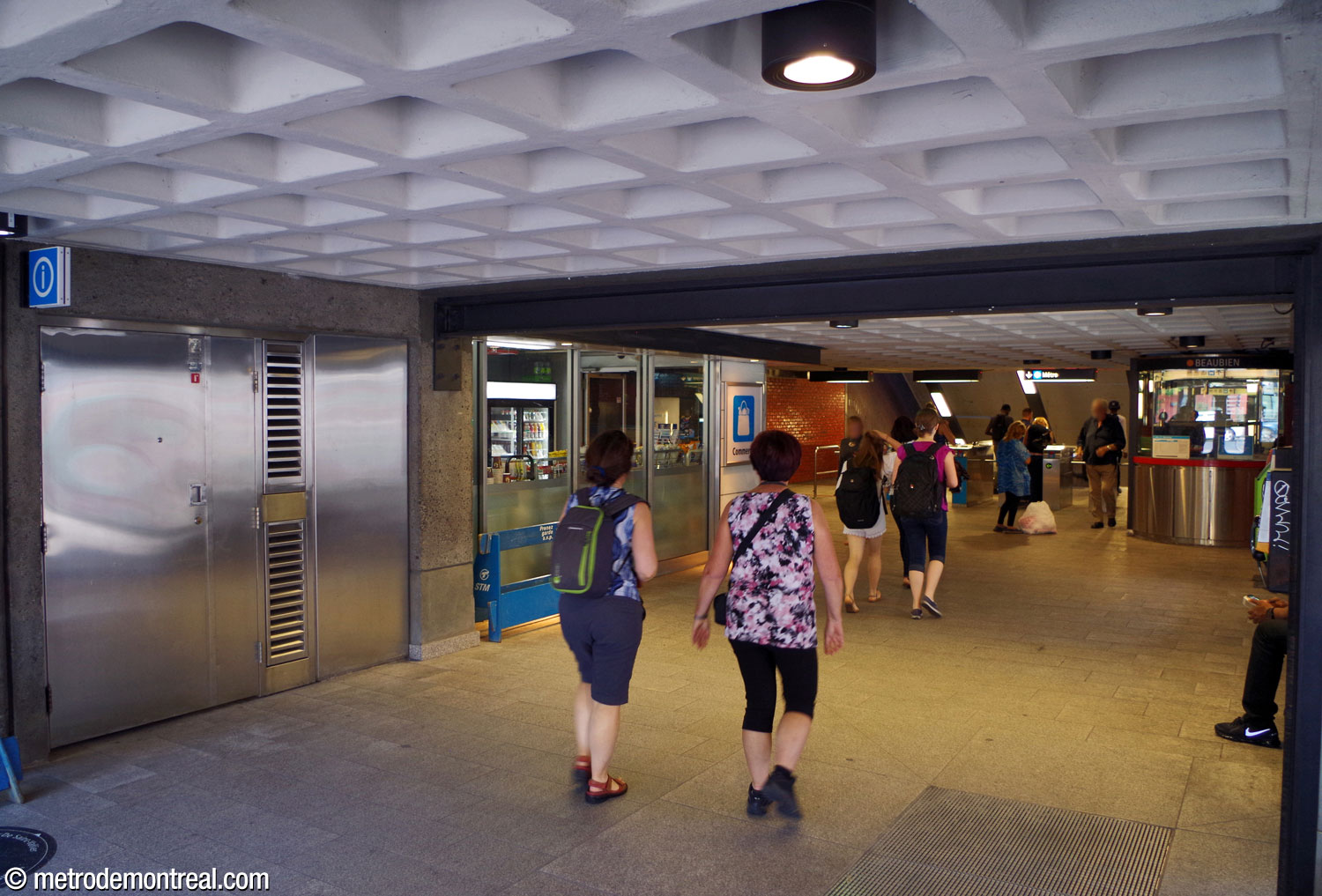 Vue à partir de l'entrée vers la salle de contrôle.