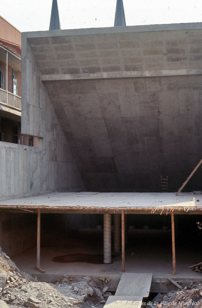 Construction de l'édicule et de la claire-voie des escaliers principaux, 1965.