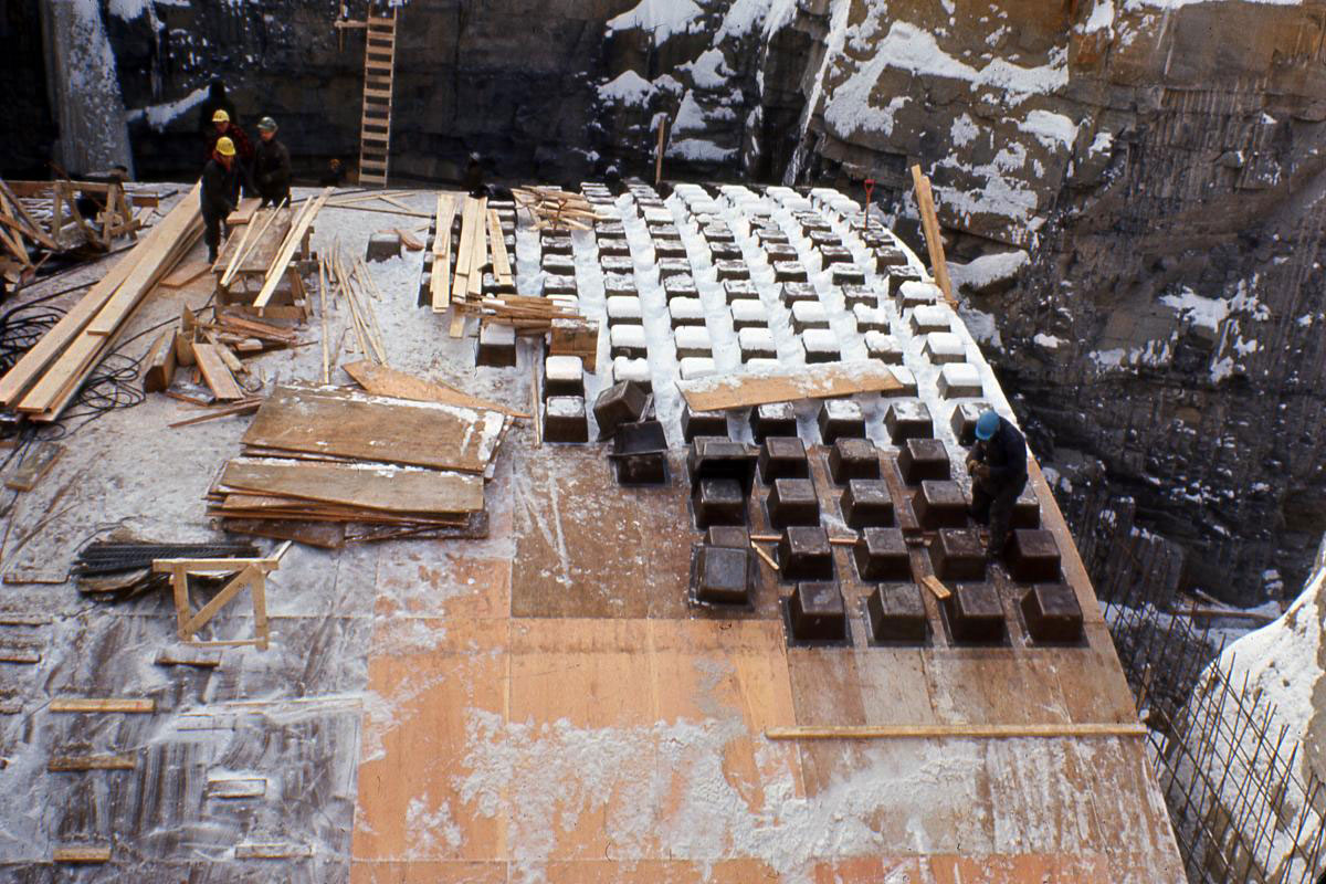 Construction du plafond à caissons de la voûte du transept.