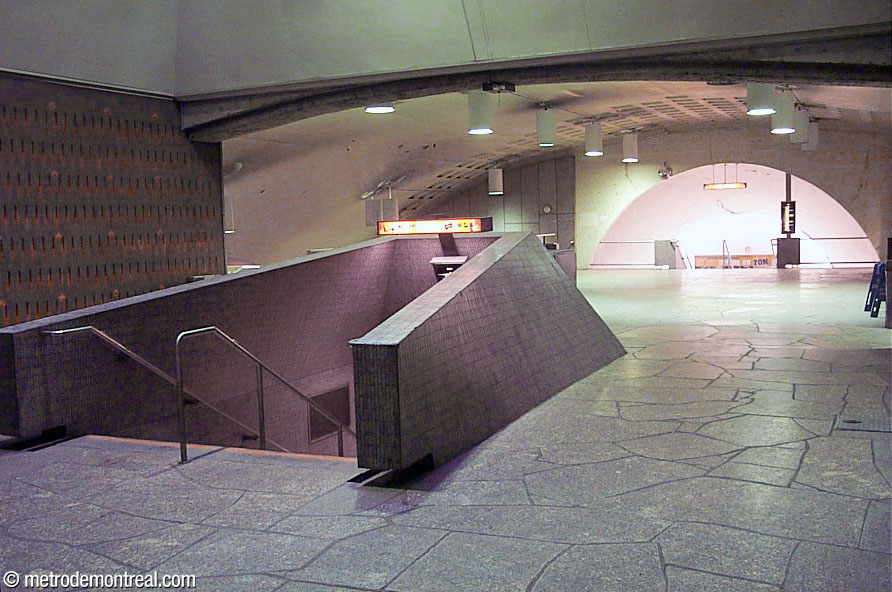 L'escalier central vers le quai Montmorency et sa balustrade avant l'ajout d'un placard technique à son extrémité.