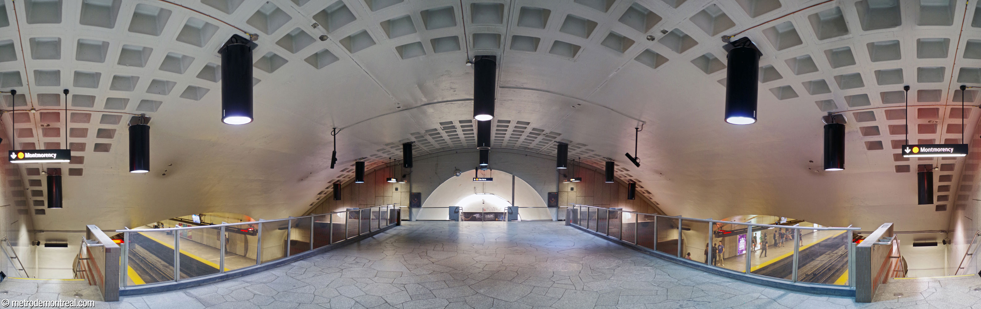 Panorama du transept et de la passerelle; à l'extrémité ouest, le quai Côte-Vertu et la cage d'escalier centrale en forme de coquille. Des coffrages rythment le plafond de la voûte.