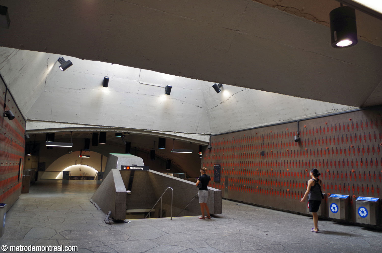 Le corridor entre le transept et le pied des escaliers vers la surface. Au centre, l'escalier central vers le quai Montmorency; en haut, un puits de lumière.
