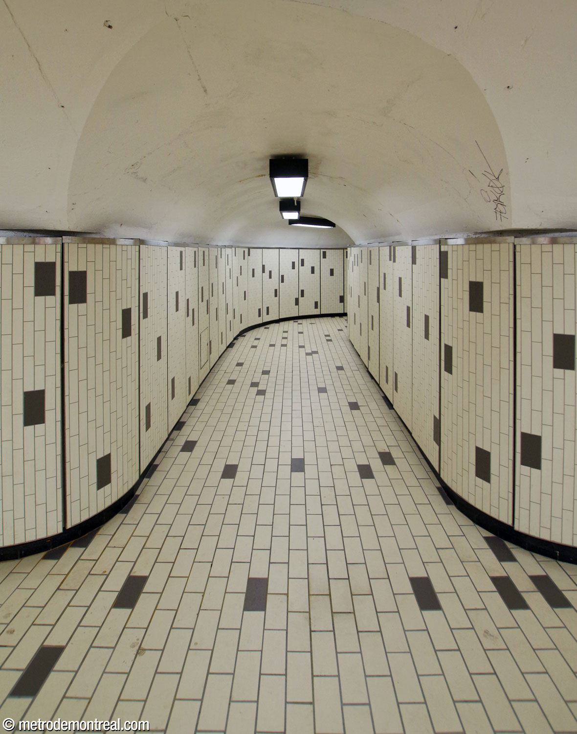 Entrée d’un couloir d'accès sur l’un des quais.