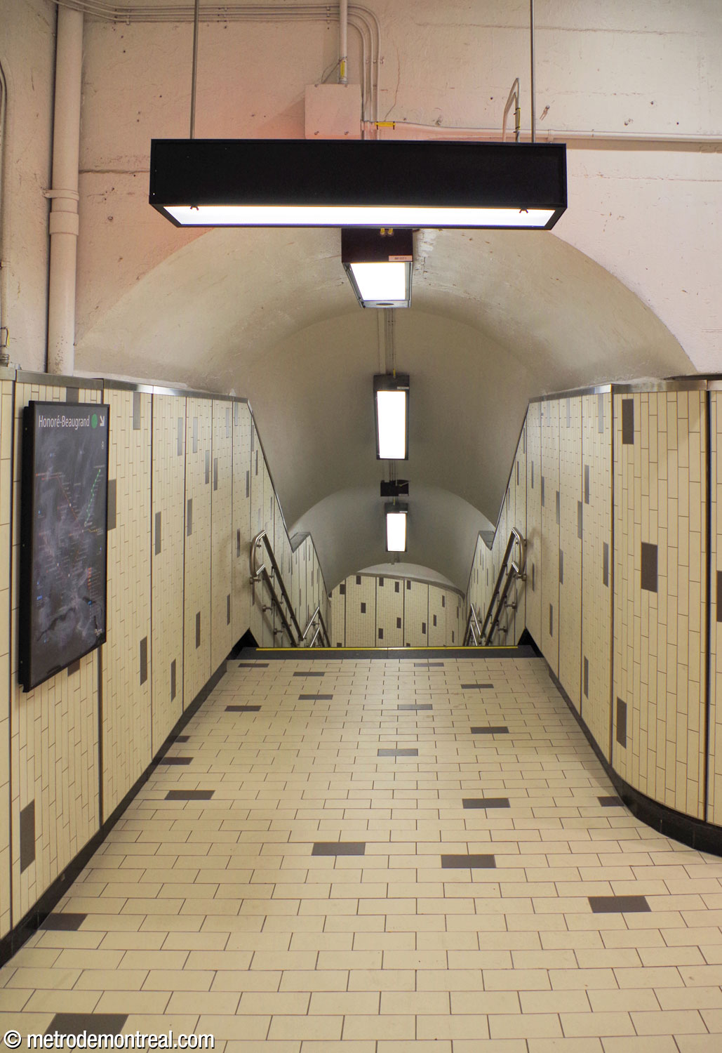Entrée d'un couloir d'accès au niveau de la passerelle.