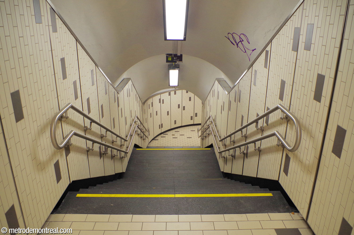 L'escalier dans un couloir d'accès.