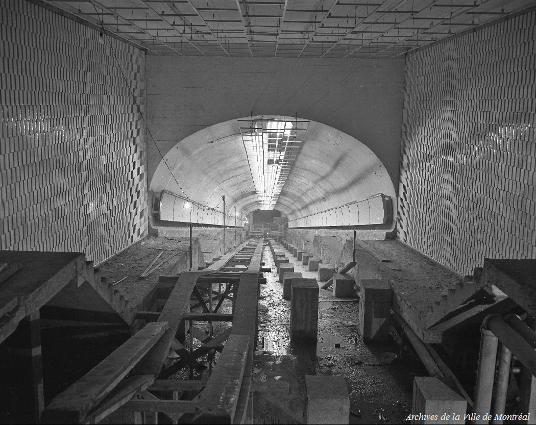 Construction du tunnel destiné à accueillir les tapis roulants