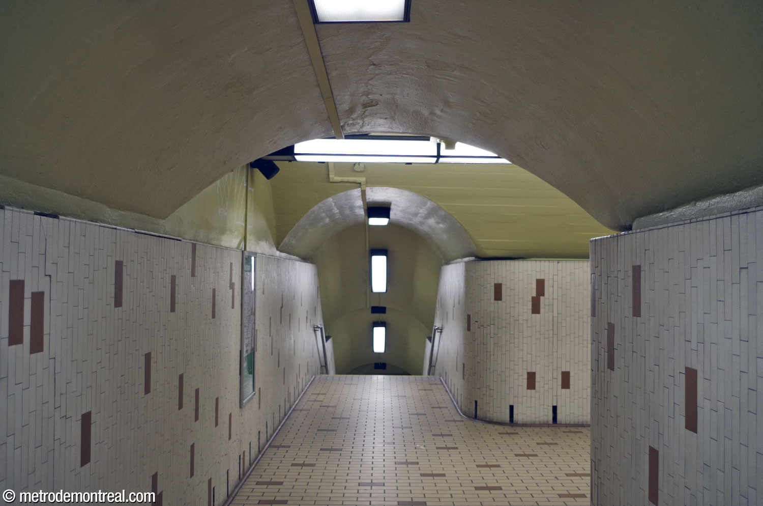 Décor de la station avant 2019 : le carrelage crème et brun du transept.