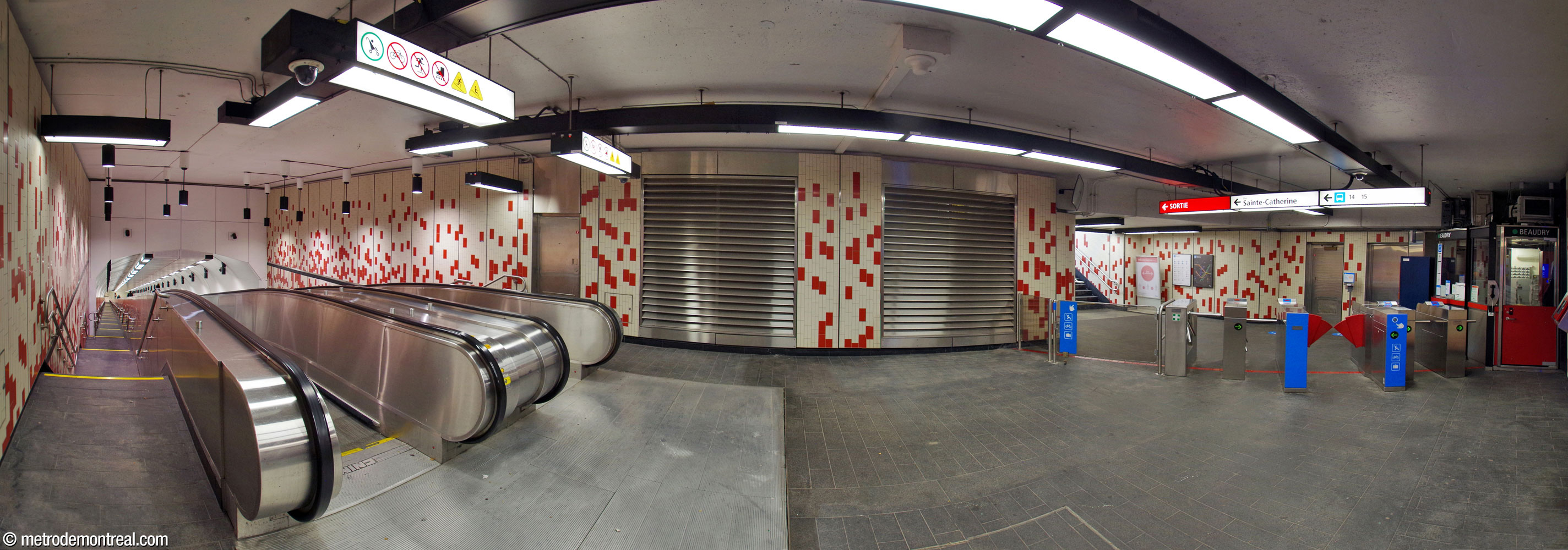 La salle de contrôle, avec les tapis roulants à gauche et l'escalier vers le rez-de-chaussée à droite. Le carrelage mural reprend le motif frappant du centre des quais.