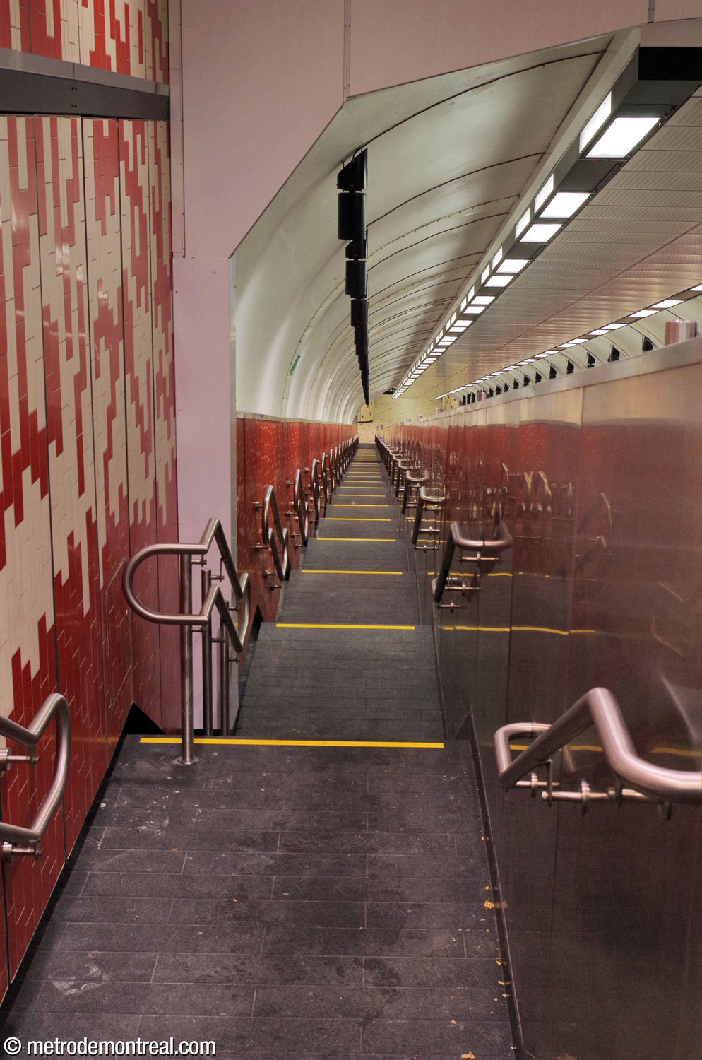 L'un des escaliers étroits de part et d'autre des tapis roulants.