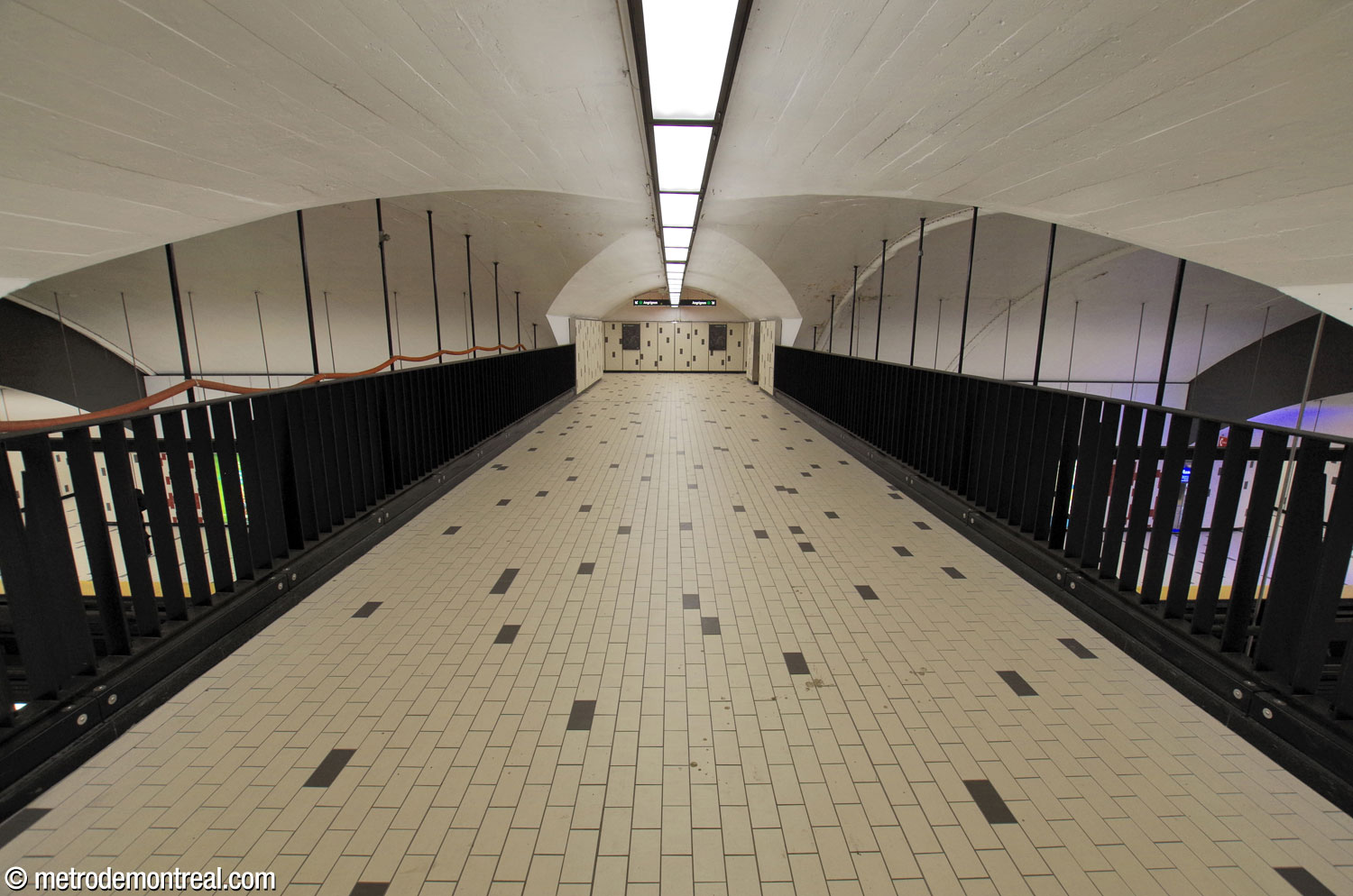 La croisée entre les voûtes de la nef et du transept forme une voûte d'arêtes. On voit également le système de suspension de la passerelle.