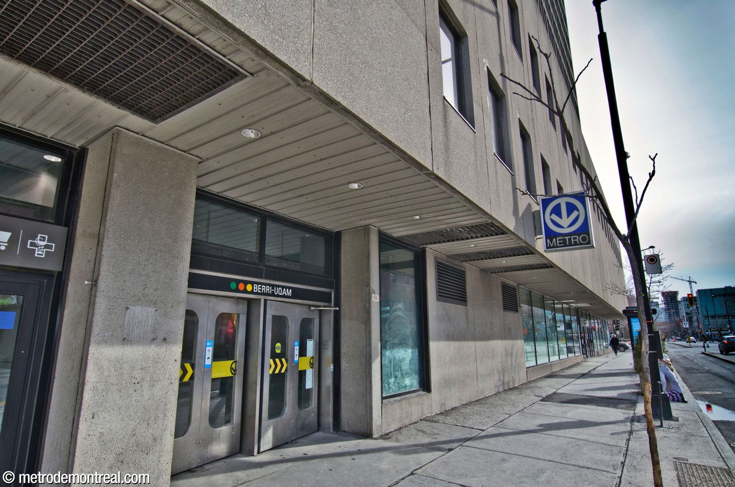 Extérieur de l'accès De Maisonneuve, au rez-de-chaussée de Place Dupuis.