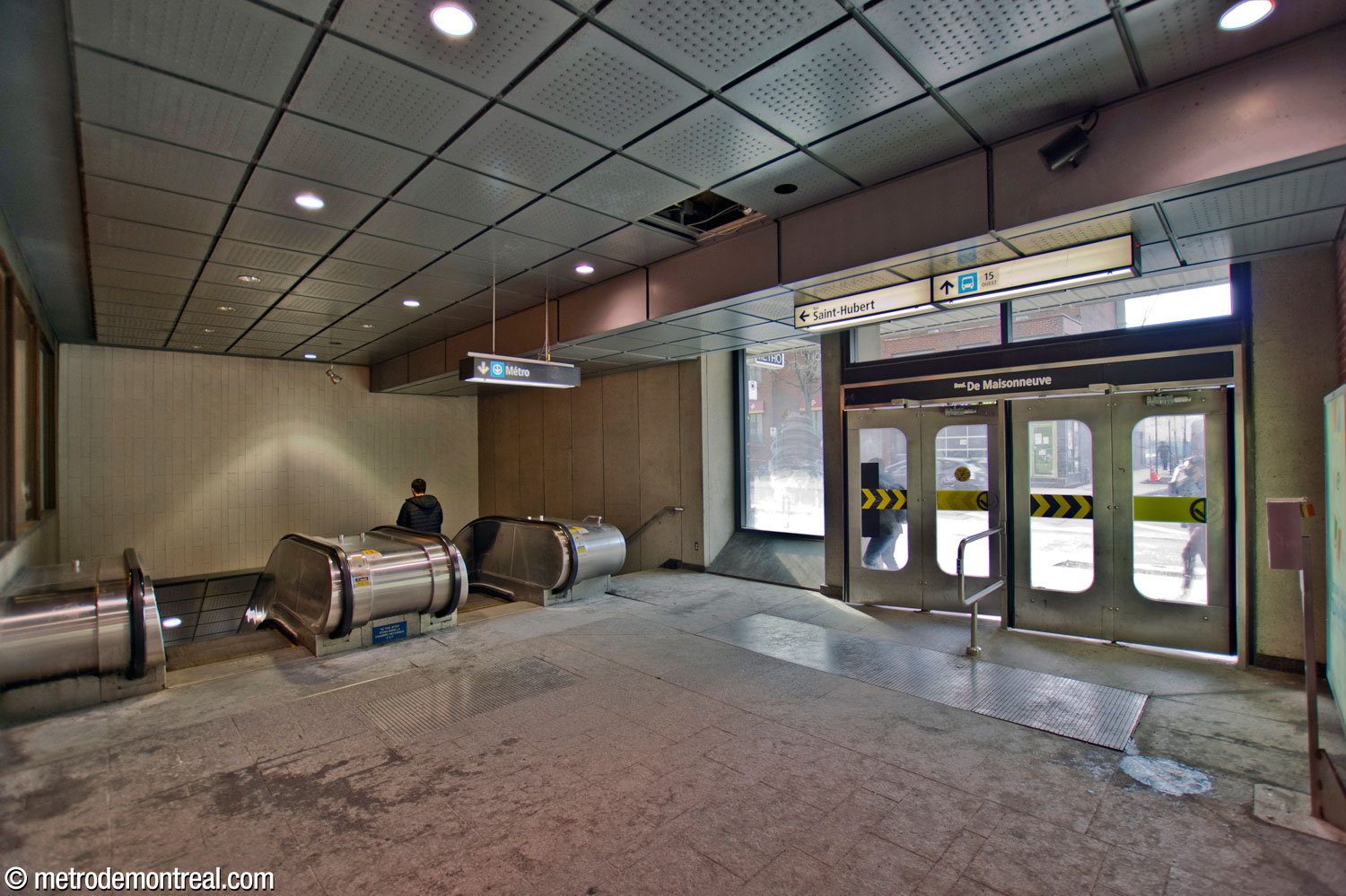 Intérieur de l'accès De Maisonneuve. Le mur derrière le photographe s’ouvrait autrefois vers l’intérieur de l’édifice, ce qui permettait un deuxième accès de ville souterraine.