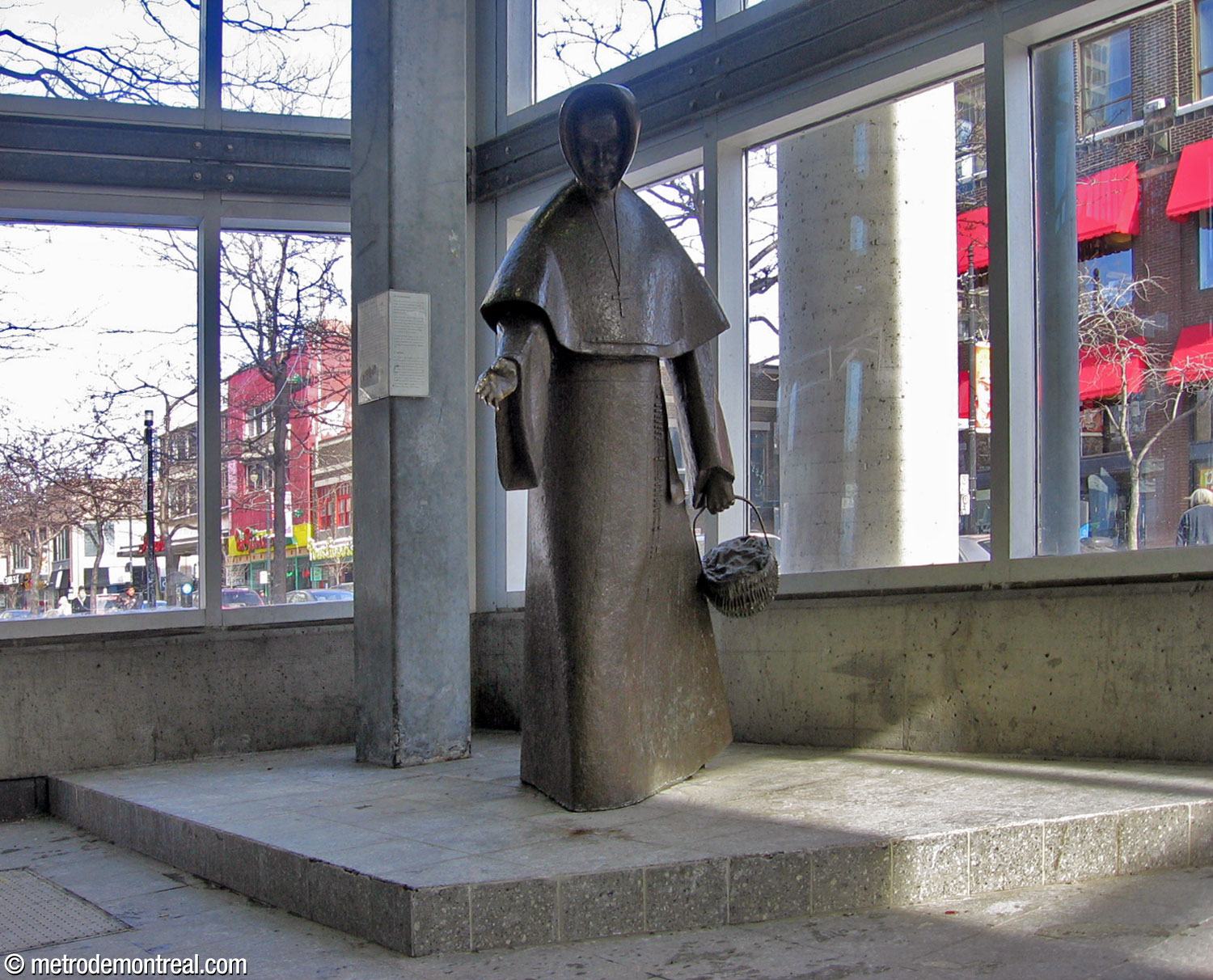 Statue de Mère Émilie Gamelin, œuvre de Raoul Hunter, dans l’édicule Sainte-Catherine.