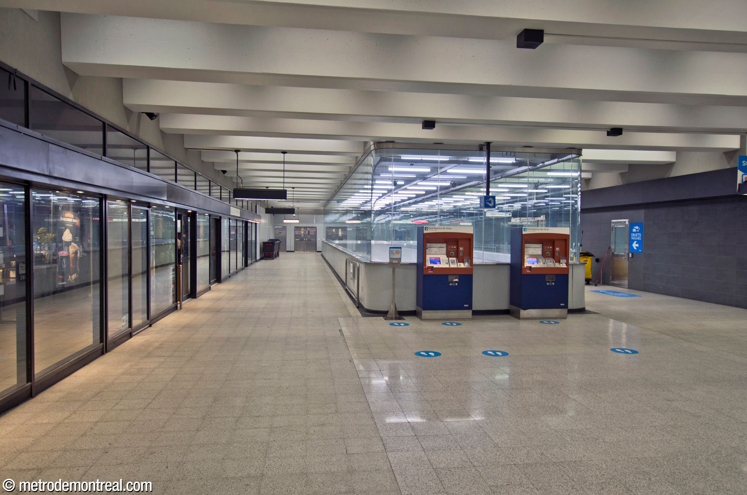 La percée visuelle dans le couloir vers le nord donne sur les voies de la ligne orange.