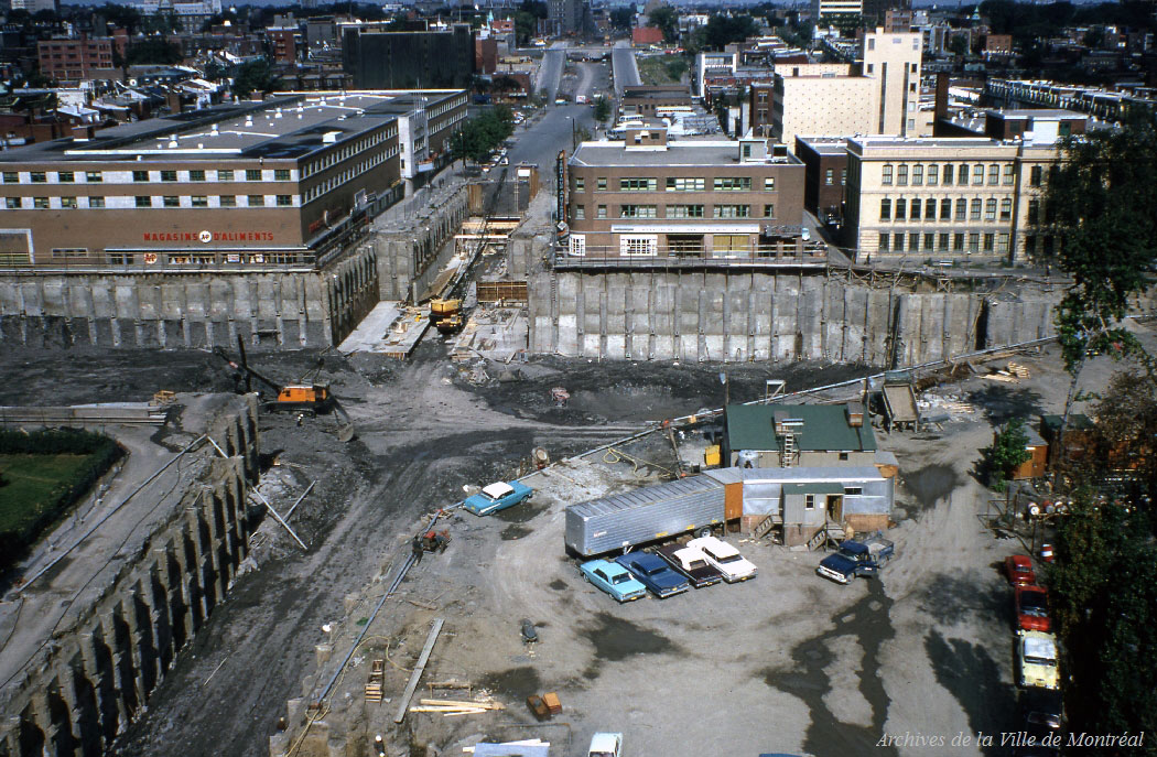 Construction de la station, au carrefour des rues Berri et De Montigny (aujourd'hui De Maisonneuve)