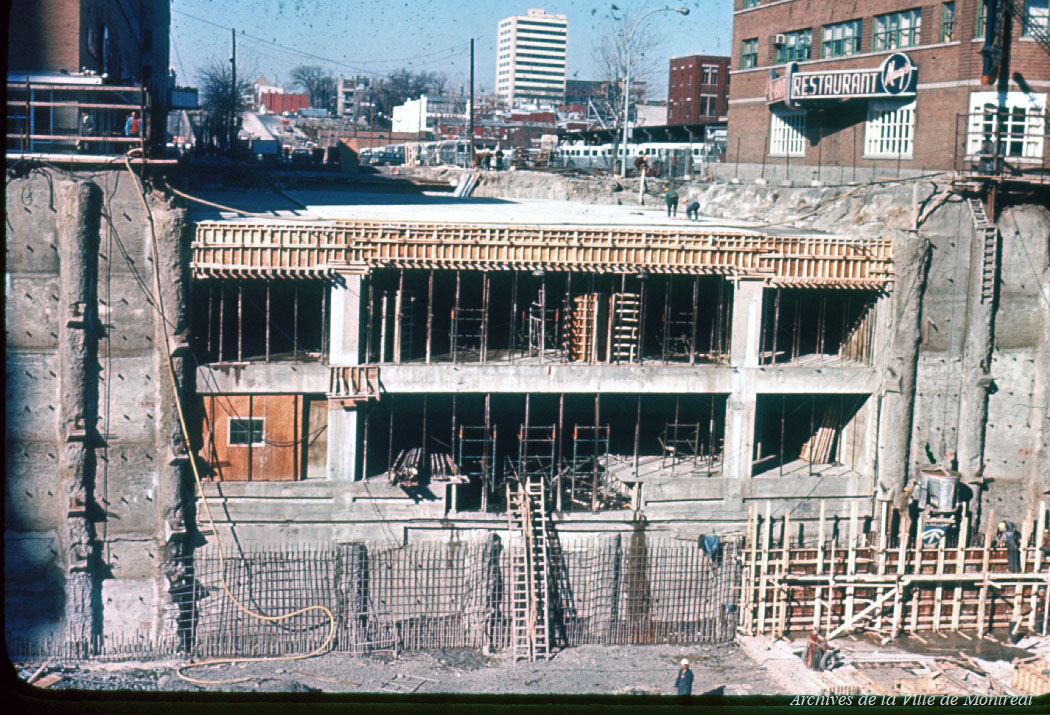 Construction de la station, au carrefour des rues Berri et De Montigny; on voit le niveau de la billetterie et celui des quais de la ligne orange.
