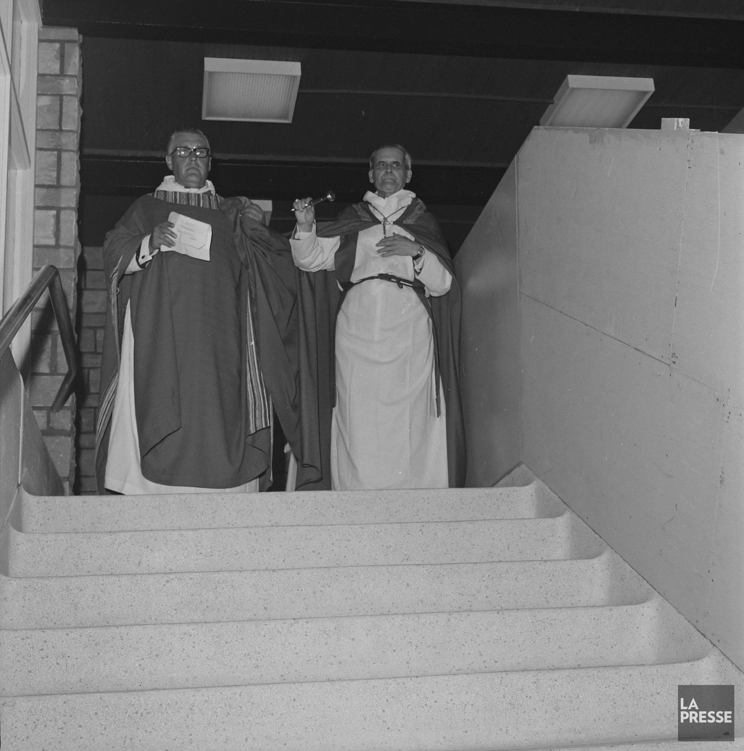 Le cardinal Paul-Émile Léger participe à la bénédiction d'un passage intérieur entre la station Berri-de Montigny et l'église Saint-Jacques