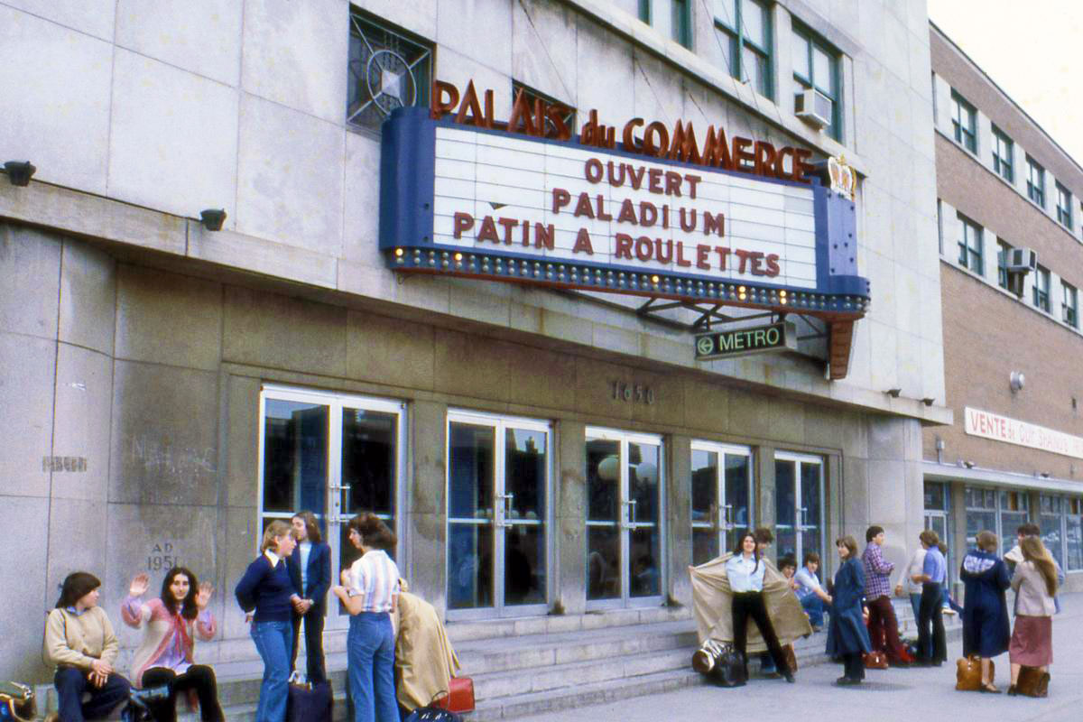 L'ancien Palais du Commerce, affichant l'accès au métro intégré dans son entrée principale