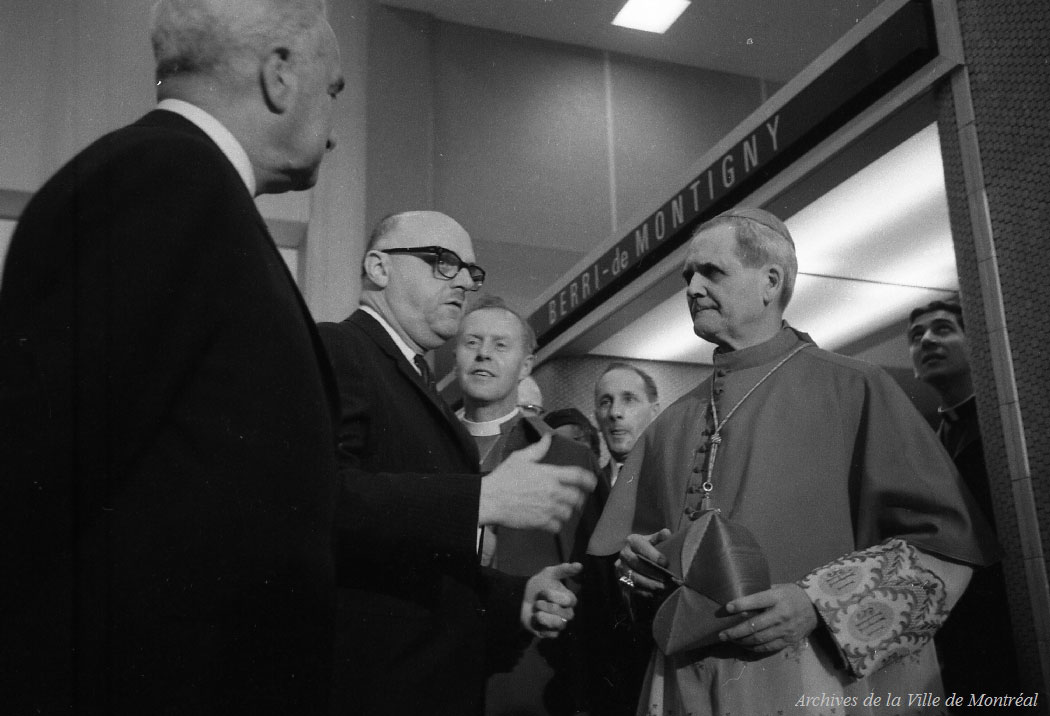 Le maire Jean Drapeau avec l'évêque anglican Kenneth Maguire et l'archevêque catholique Paul-Émile Léger, sur un quai de la station.