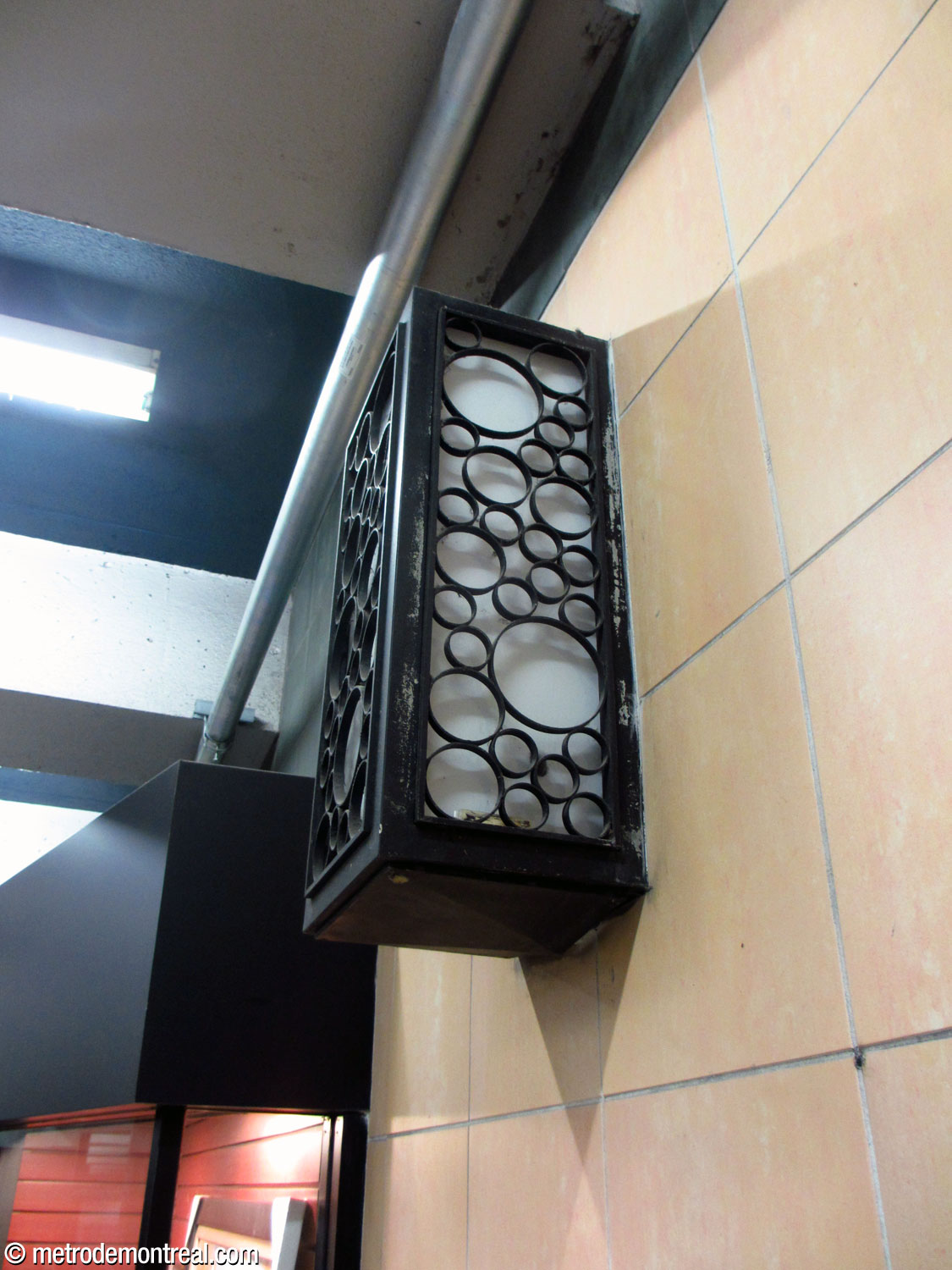 L'un des luminaires emblématiques de la station avant les rénovations de 2010-2021
