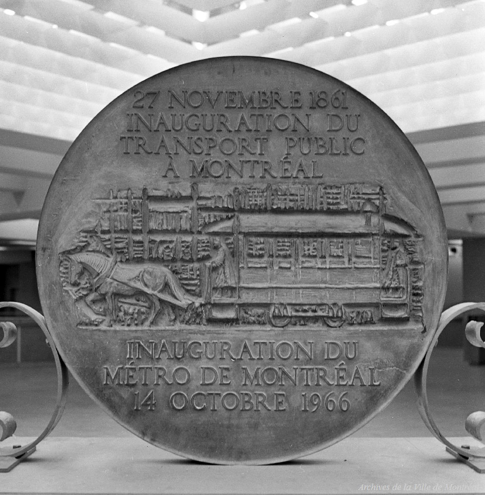 La plaque commémorative dans la salle de contrôle de la station, dans sa position d'origine.