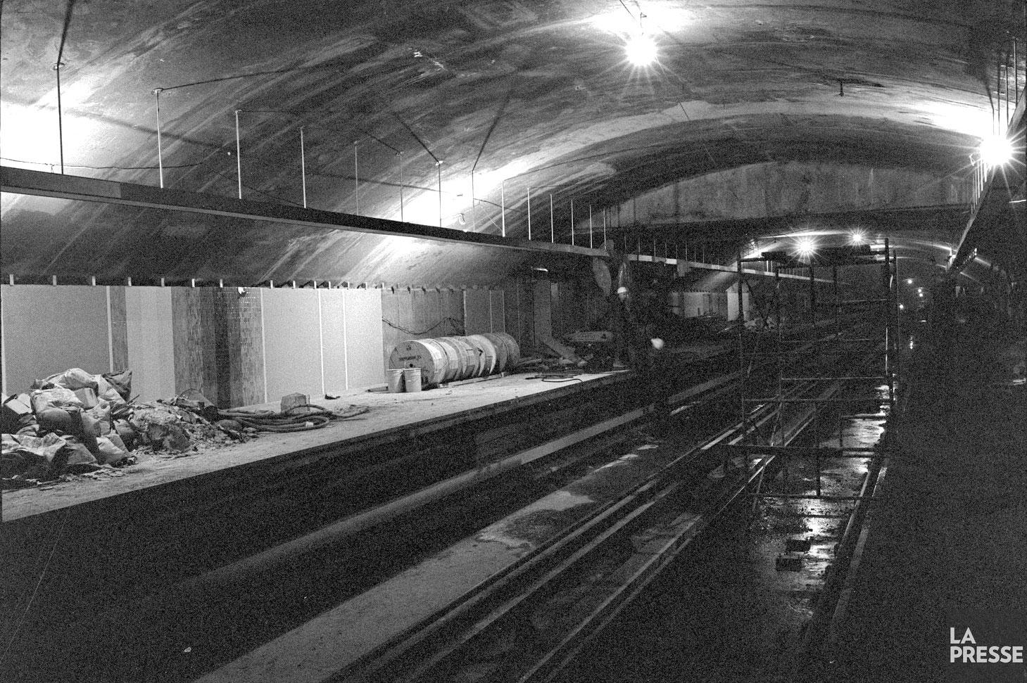 Les quais de la ligne jaune en chantier en janvier 1967, après l'inauguration des autres portions de la station.