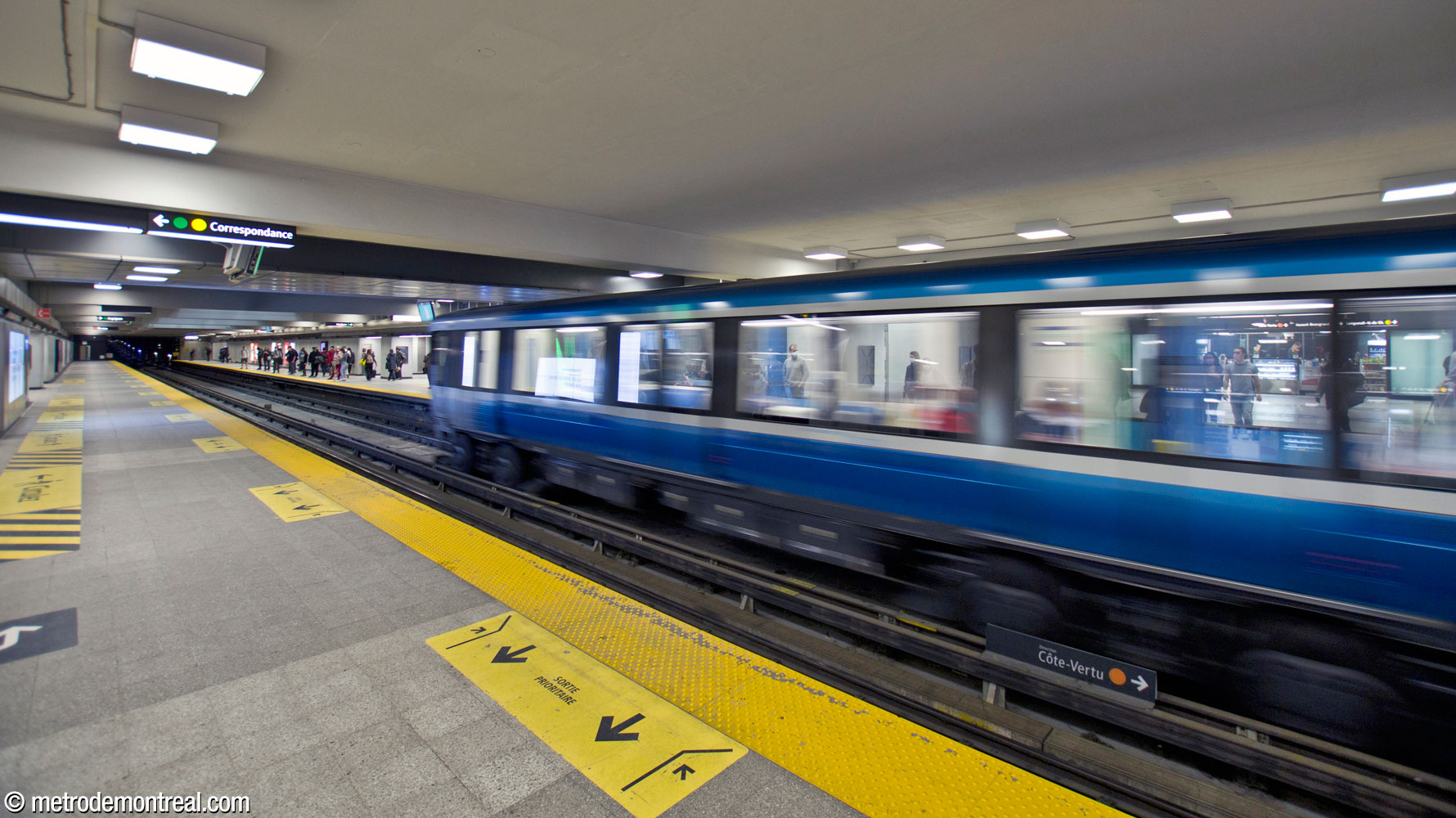 Une rame en direction Montmorency arrive dans la station.