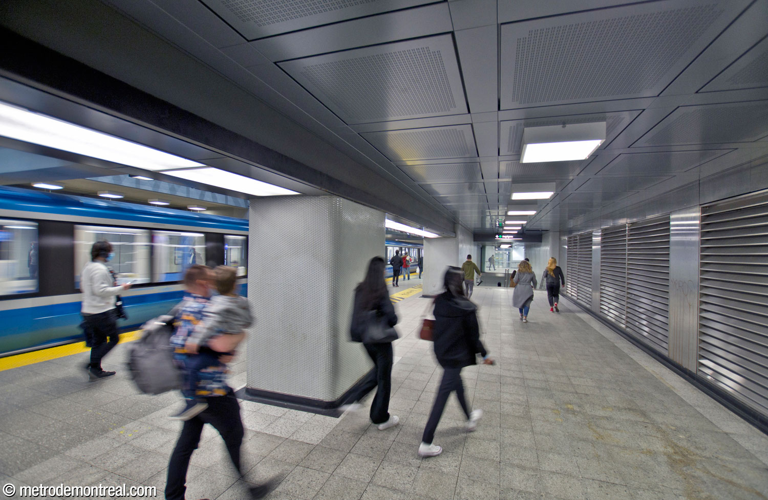 Le collatéral à l'extrémité nord du quai Côte-Vertu canalise les passagers vers un escalier secondaire débouchant sur le quai Angrignon. Ceci permet de drainer rapidement les afflux de passagers en provenance du nord de la ligne orange qui se dirigent vers le centre-ville durant la pointe matinale.