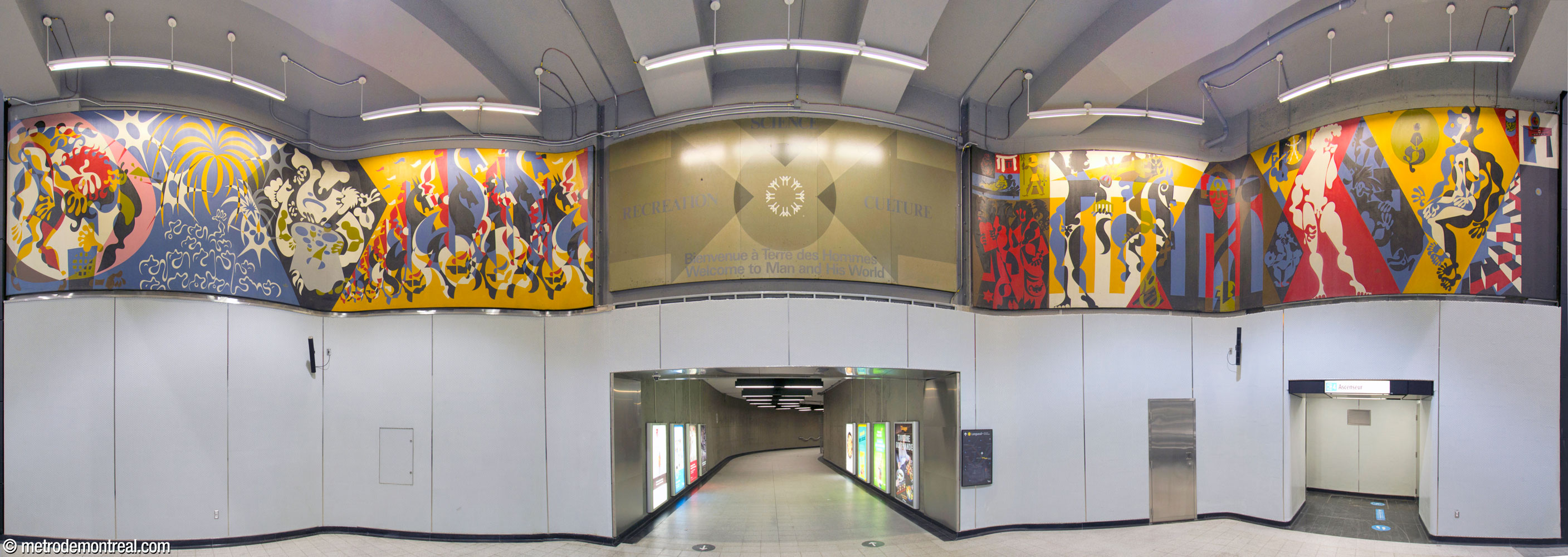 Panorama des murales de Robert LaPalme au pied des escaliers vers l'accès principal à la ligne jaune. La murale à gauche symbolise la récréation alors que la droite représente la culture. L'ascenseur à droite donne accès aux quais Honoré-Beaugrand et Côte-Vertu.