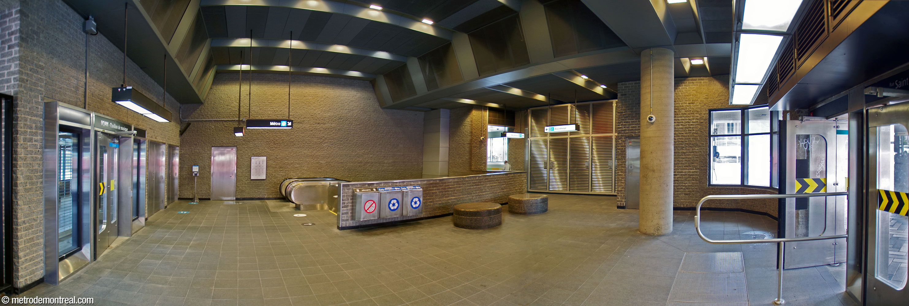 Intérieur de l'accès Saint-Denis. À gauche, l'accès intérieur vers le pavillon de musique de l'UQAM; à centre droite, l'ascenseur vers le niveau de la billetterie.