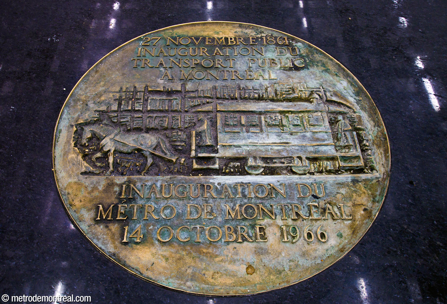 La plaque au centre de la « puck », œuvre de Georges Lauda et Robert LaPalme, commémore les débuts du transport en commun à Montréal et l'inauguration du métro.
