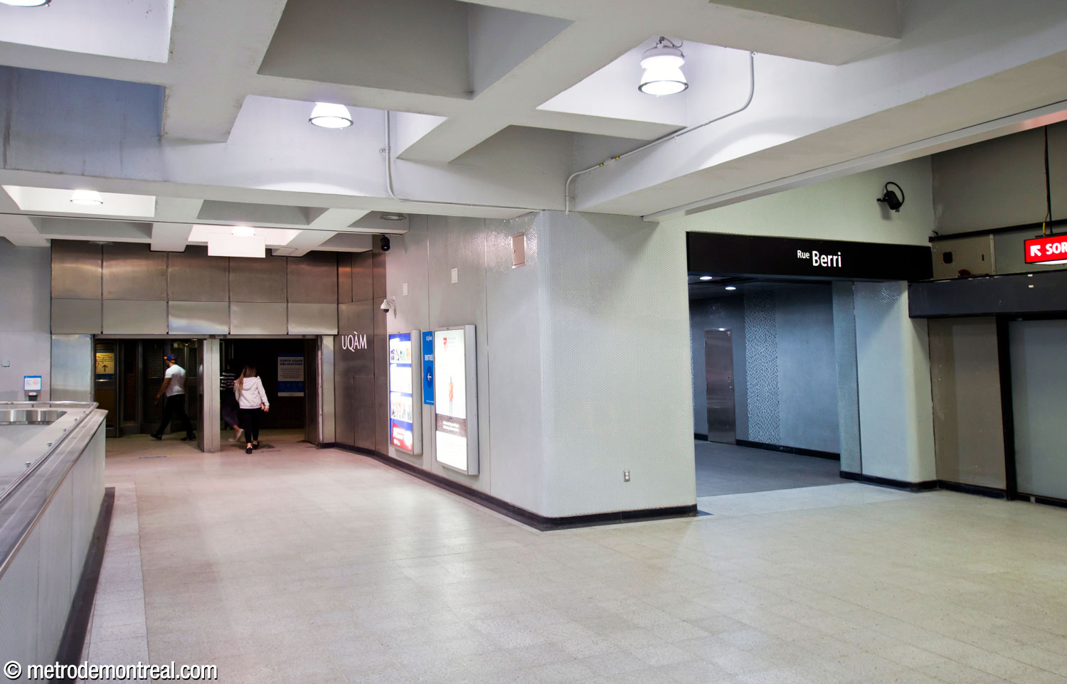 L'escalier vers la sortie Berri et l'accès de la ville souterraine vers le pavillon Judith-Jasmin de l'UQAM débouchent directement sur le hall central, au coin sud-ouest.