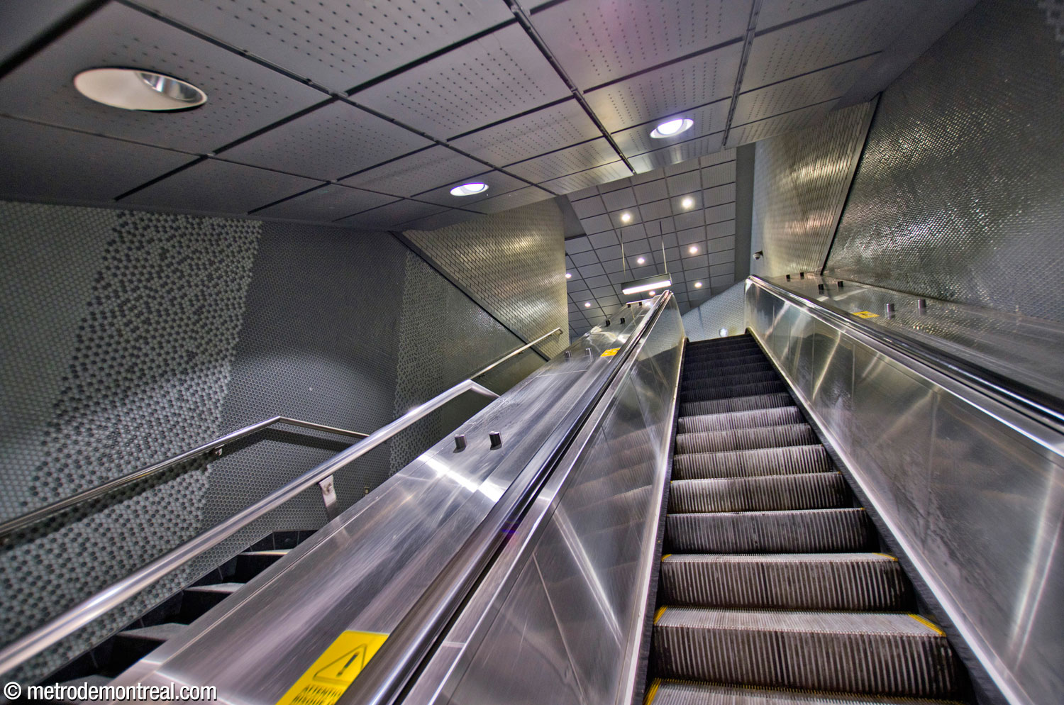 Le puits d'escalier vers l'accès de la rue Berri arbore des motifs constitués des pastilles de pâte de verre.