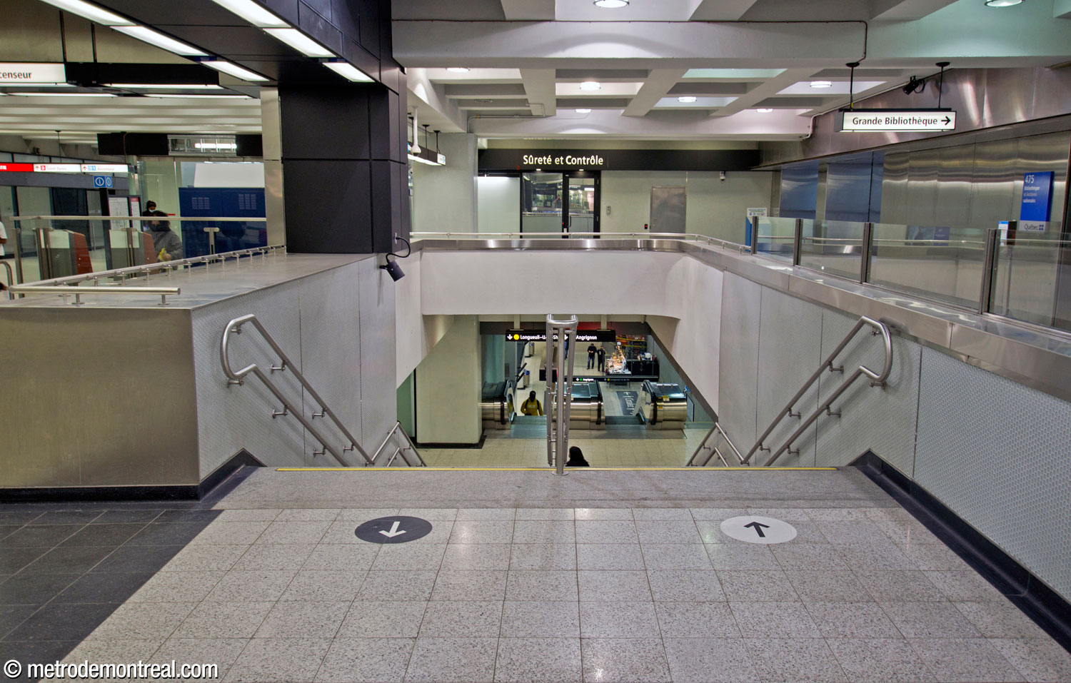 L'escalier au coin nord-ouest de la zone de contrôle descend vers le quai Côte-Vertu avant de se poursuivre en ligne droite vers le quai Angrignon puis la ligne jaune.