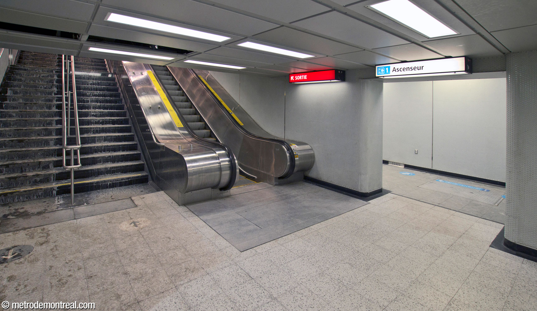 L'escalier et l'ascenseur vers la sortie Saint-Denis.