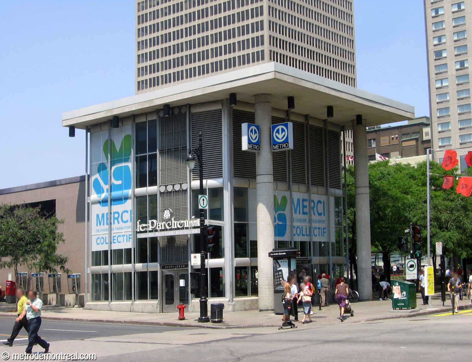 Extérieur de l'édicule Sainte-Catherine, haut de deux étages, dans la place Émilie-Gamelin.