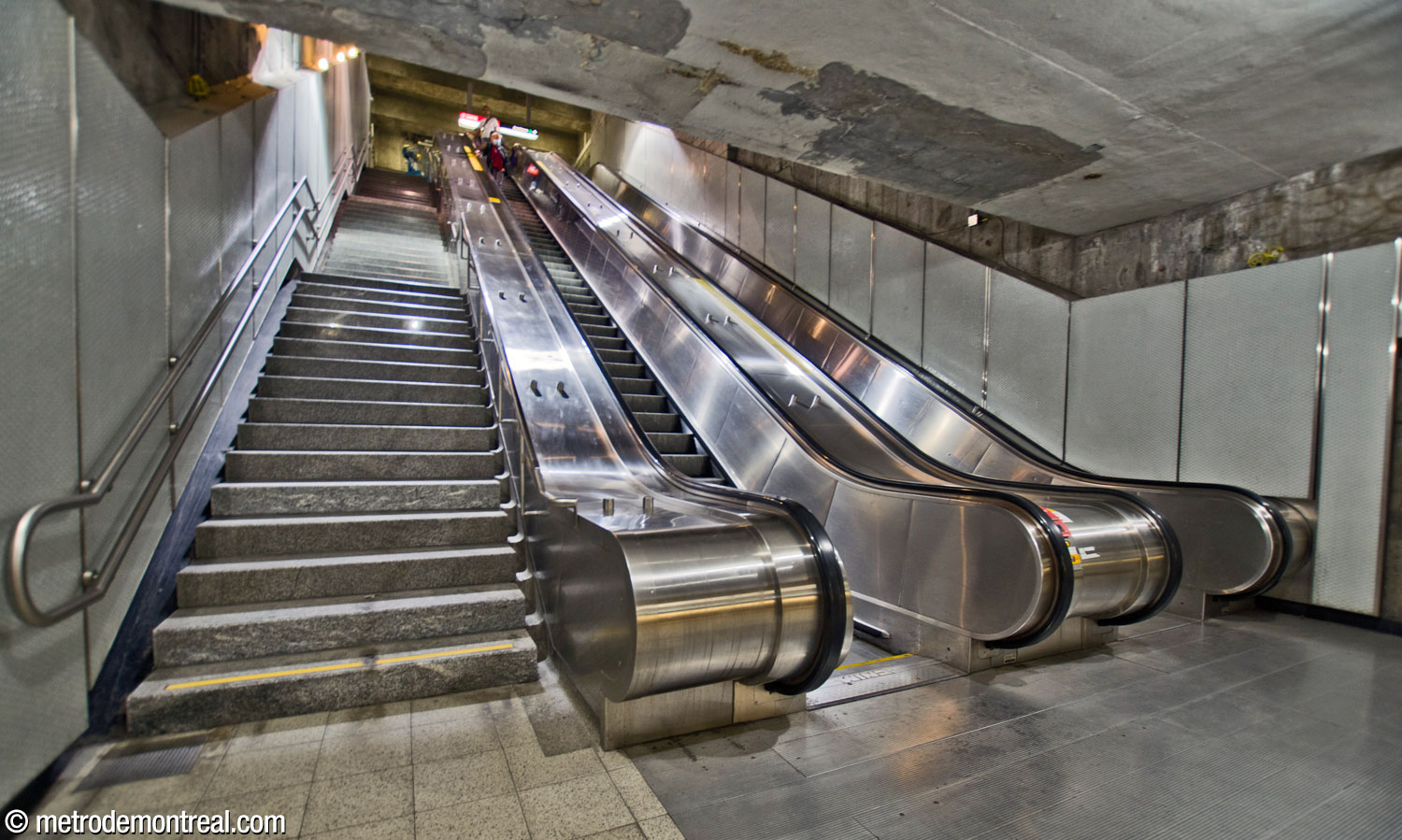 Volée d'escaliers entre la tête du quai Angrignon et la ligne jaune.