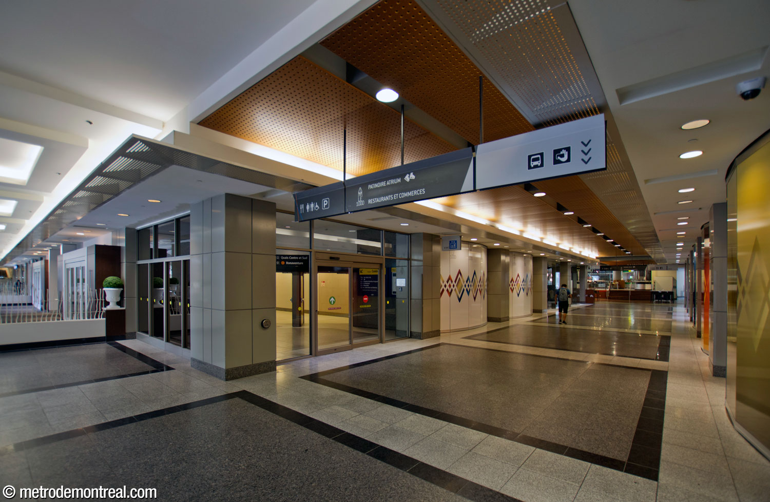 L'accès dans le hall du 1000 De La Gauchetière vers l'ascenseur menant aux quais centre et sud du terminus d'autobus Rive-Sud, puis au niveau mezzanine de la station de métro. La clarté de la signalisation indiquant cette entrée accessible de la station laisse à désirer.